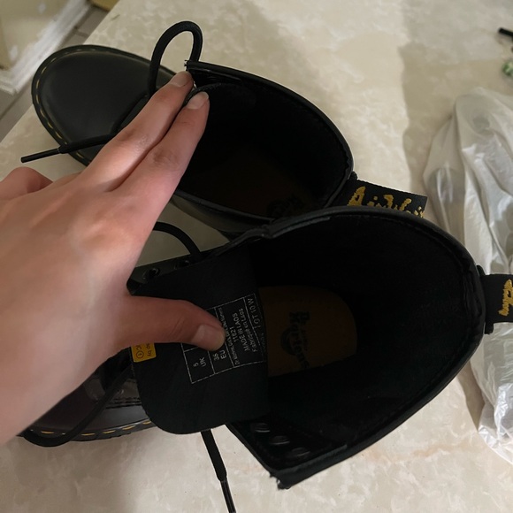 DRMARTENS 1460 WOMEN'S SMOOTH LEATHER LACE UP BOOTS - Picture 13 of 16